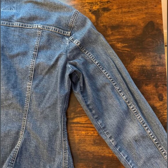 Facconable Women's Classic Faded Blue Denim Jean Jacket - Designed in France - Picture 9 of 10